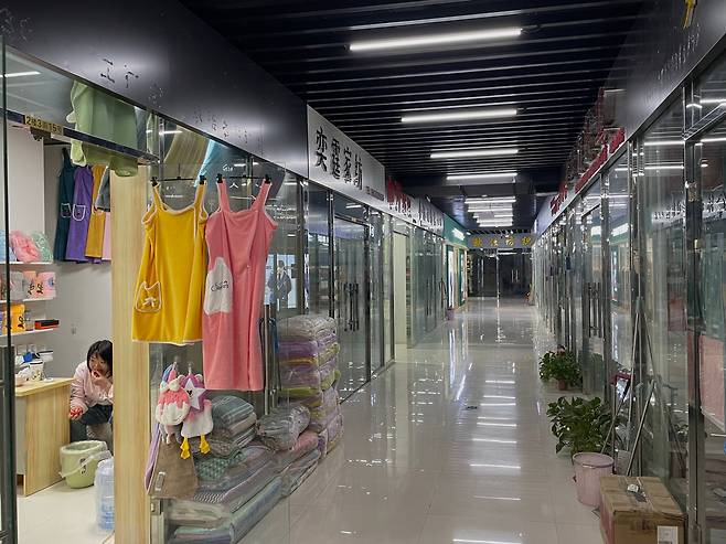 지난 18일 찾은 중국 허베이성 바오딩시 가오양현에 있는 수건 도매상가 내부. 대부분 문을 닫았다./이윤정 기자