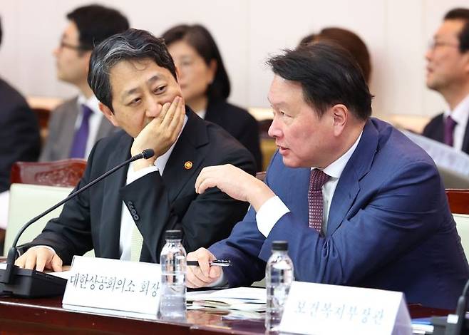 안덕근 산업통상자원부 장관과 최태원 대한상공회의소 회장이 17일 정부서울청사에서 열린 제6차 2025년 아시아태평양경제협력체(APEC) 정상회의 준비위원회에서 대화하고 있다.ⓒ대통령실통신사진기자단