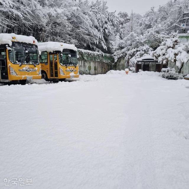 지난해 11월 28일 폭설로 덮인 서울 관악구 정문학교의 교정. 사회복무요원 박준영씨는 이날 새벽같이 출근해 동료들과 눈을 치우며 학생들의 등교를 도왔다. 박준영씨 제공
