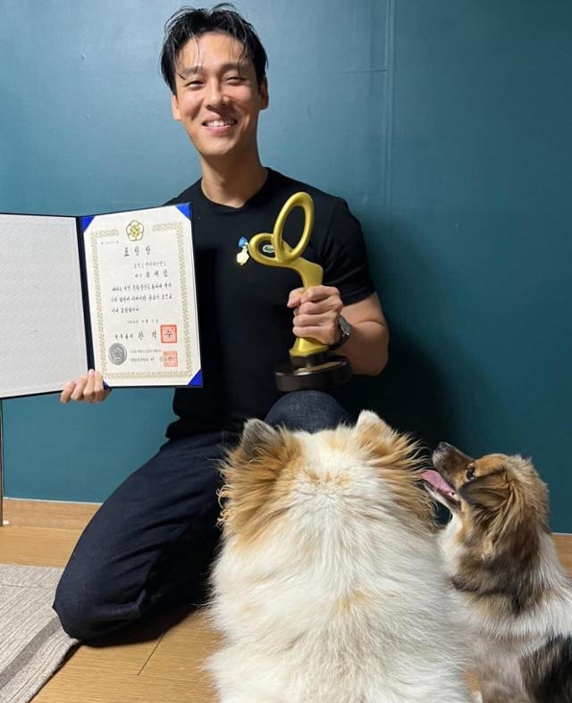 울피, 하하와 함께 2024 대중문화예술상 국무총리 표창 인증샷을 올린 배우 최재림. 포킥스엔터테인먼트 인스타그램 캡처