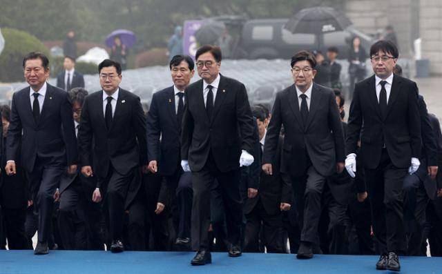 우원식 국회의장이 19일 서울 강북구 수유동 국립 4·19 민주묘지를 참배하기 위해 권성동 국민의힘 원내대표와 박찬대 더불어민주당 당대표 직무대행 겸 원내대표를 비롯한 의원들과 학생혁명기념탑으로 이동하고 있다. 뉴시스