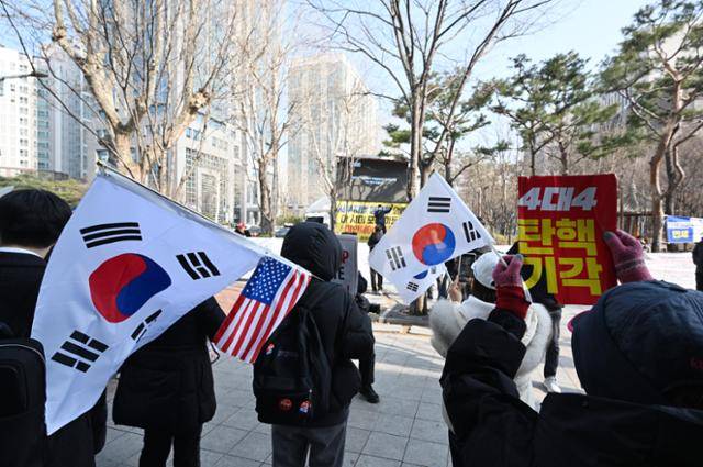 '서부지법 난동 사태' 첫 재판이 열렸던 지난달 10일, 서울 마포구 서울서부지방법원 인근에서 극우 지지자들이 집회를 하고 있다. 홍인기 기자