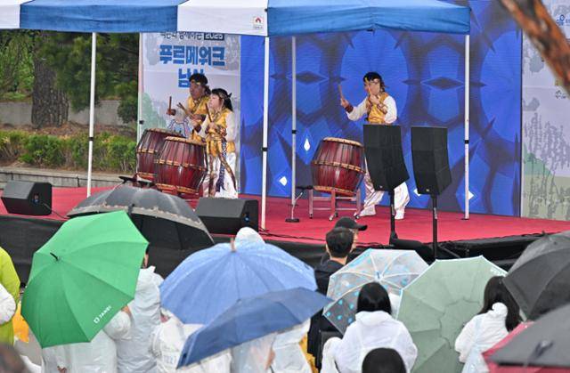 제490회 한국일보 거북이마라톤 '푸르메재단 창립 20주년 기념 넥슨과 함께하는 2025 푸르메워크 남산' 대회가 19일 서울 남산 백범광장에서 열렸다. 이날 시각장애아동청소년 난타팀 '울림소리'가 식전공연을 펼치고 있다. 홍인기 기자