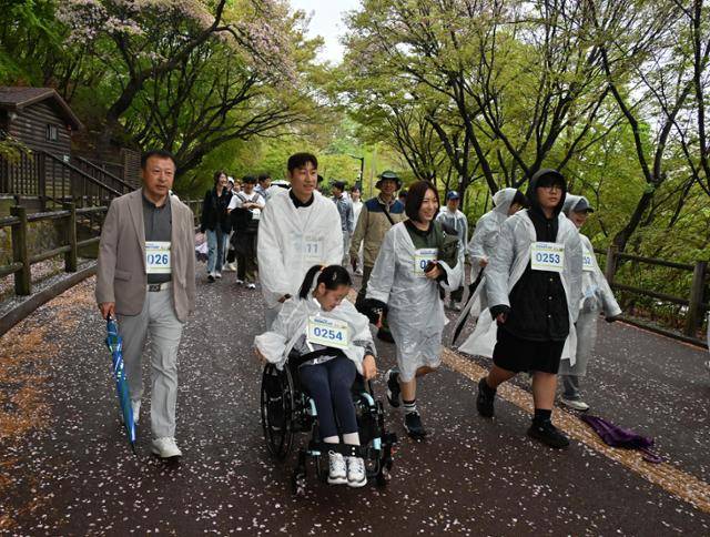 제490회 한국일보 거북이마라톤 '푸르메재단 창립 20주년 기념 넥슨과 함께하는 2025 푸르메워크 남산' 대회가 19일 서울 남산 백범광장에서 열렸다. 이날 손용석(맨 왼쪽) 한국일보 상무와 푸르메재단 홍보대사인 이근호(두 번째) 축구해설위원이 참가자들과 함께 남산길을 걷고 있다. 홍인기 기자