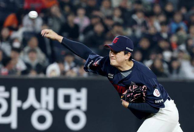 3일 대전 한화생명볼파크에서 열린 2025 신한 SOL 뱅크 KBO리그 한화 이글스와 롯데자이언츠 경기 도중 롯데 투수 김원중이 마무리 투구를 하고 있다. 대전=뉴스1