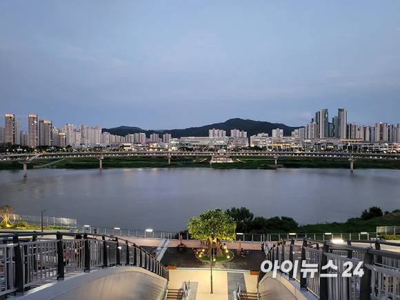 세종시 세종동 금강보행교에서 바라본 세종 아파트 전경. [사진=이수현 기자]
