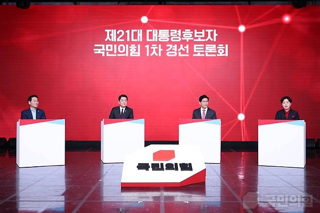 19일 서울 강서구 ASSA스튜디오에서 열린 국민의힘 제21대 대선후보 1차 경선 토론회에서 유정복, 안철수, 김문수, 양향자 후보가 나란히 토론에 임하고 있다. 정책보다 ‘반이재명’ 기조가 두드러진 첫 격돌이었다. (국민의힘)