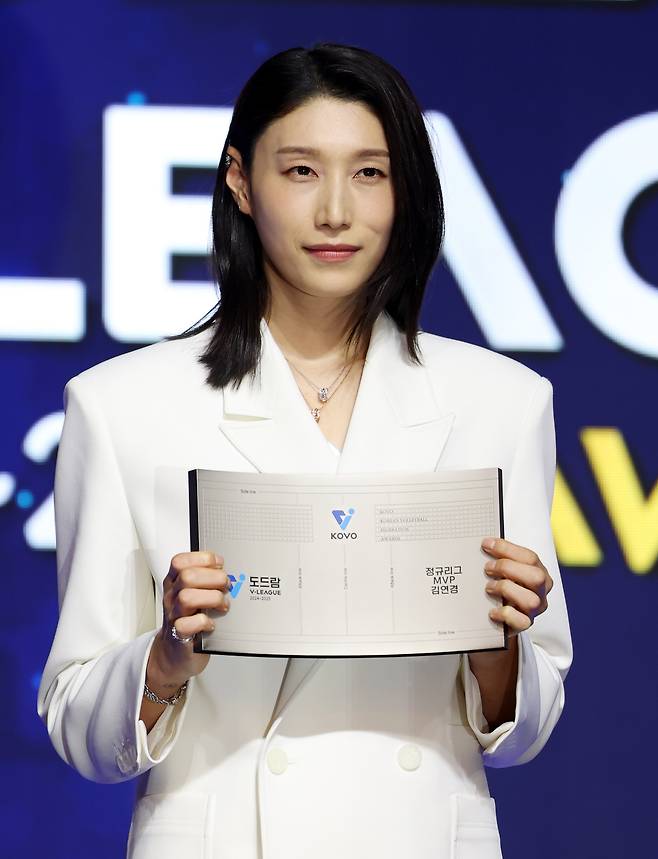 지난 14일 오후 서울 서대문구 그랜드 스위스 호텔에서 열린 프로배구 '2024-2025 도드람 V리그' 시상식에서 여자부 정규리그 MVP상을 수상한 흥국생명 김연경이 기념촬영하고 있다. 뉴스1