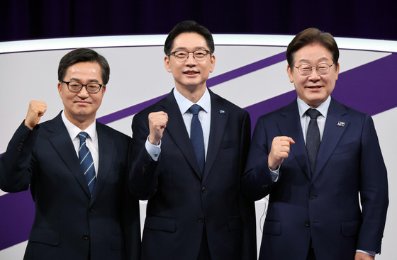 더불어민주당 대선 경선 후보인 이재명(오른쪽부터), 김경수, 김동연 후보가 18일 서울 상암동 MBC에서 첫 TV토론에 앞서 포즈를 취하고 있다. 국회사진기자단