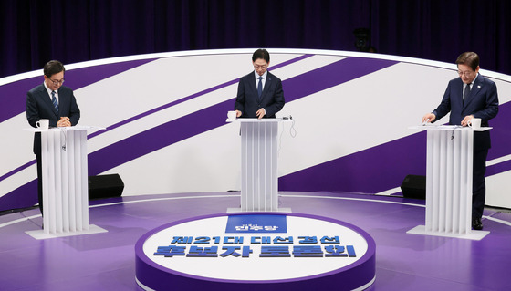 18일 저녁 상암MBC 스튜디오에서 열린 더불어민주당 대선 경선 후보자 첫 TV토론에 참석한 (오른쪽부터)이재명, 김경수, 김동연 후보자가 각자 준비한 자료를 정리하고 있다. 국회사진기자단