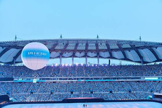 임영웅은 서울월드컵경기장의 긴 무대 동선을 보고 ″팬과 가까이 갈 수 있어서 좋다. 체력관리를 해오겠다″고 말했다. 사진 물고기뮤직