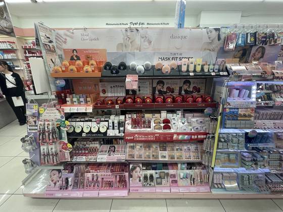일본 도쿄 시부야 시내의 화장품 멀티숍 '마쓰모토 기요시' 매장 내부. 에스쁘아, 데이지크, 티르티르 등 한국산 화장품 브랜드가 전면에 진열돼 있다. 유지연 기자