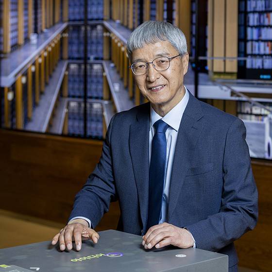 김희섭 국립중앙도서관장이 ‘AI 실감 서재’에서 중앙SUNDAY와 인터뷰하고 있다. 김상선 기자