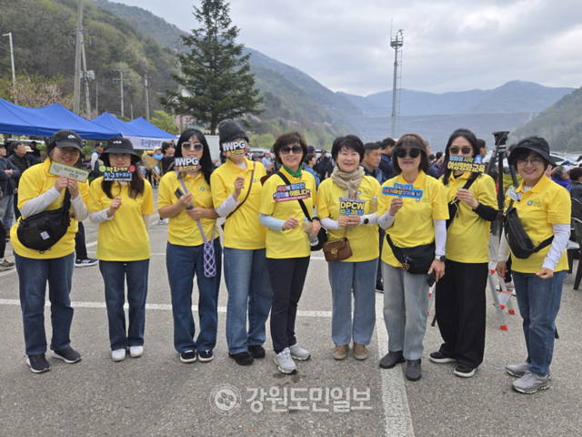 ▲ 1년에 단 하루 소양강댐 사면을 걸을 수 있는 ‘소양강댐 용너미길 축제’가 19일 춘천 소양강댐 하류주차장과 댐사면길 일원에서 성황리에 열린 가운데 참가자들이 포즈를 취하고 있다. 최현정