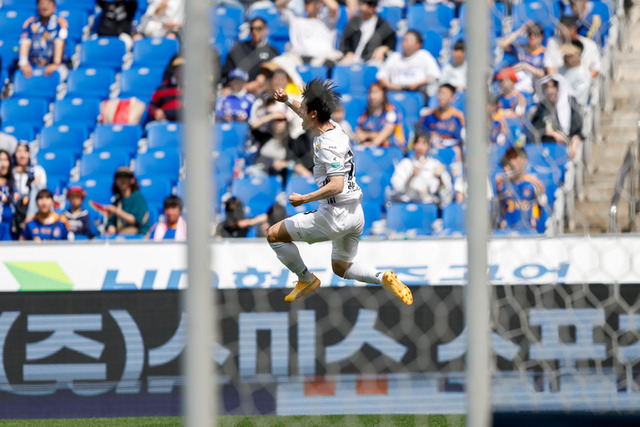 ▲ 19일 울산문수축구경기장에서 열린 2025 하나은행 K리그1 강원FC와 울산HD FC와의 경기에서 강원FC 김강국 선수가 골을 넣은 후 기뻐하고 있다. 강원FC 제공