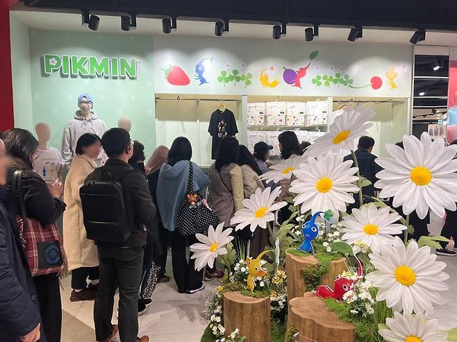 스파오 홍대AK점 피크민 협업 제품을 구매하려고 몰린 소비자들. /사진=이랜드월드 제공