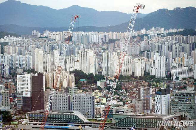 서울 여의도 파크원에서 바라본 동작구 아파트 모습. 박효상 기자