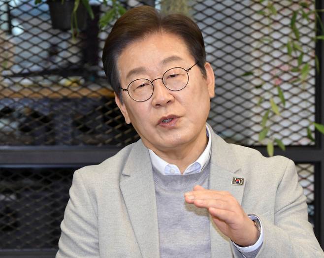 더불어민주당 이재명 대선 예비후보가 지난 14일 서울 강남구 퓨리오사AI에서 모두발언을 하고 있다. 연합뉴스