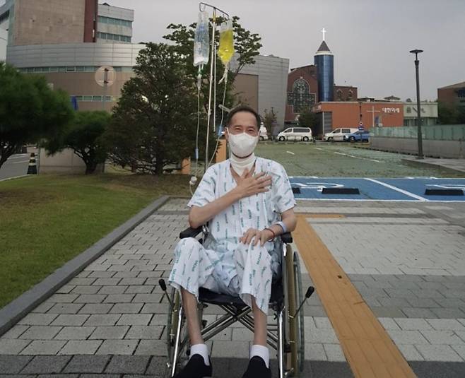 가수 유열 집사가 지난해 8월, 폐 이식 수술 이후 처음으로 병원 밖에 나와 산책을 하며 사진을 찍었다.