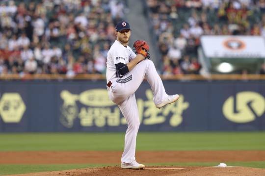 18일 KIA 전에서 역투하는 두산 어빈. 사진[연합뉴스]