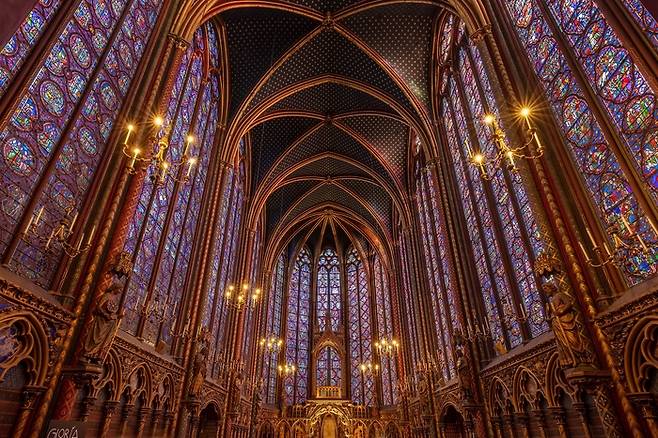 세계에서 가장 아름다운 스테인드 글라스로 손꼽히는 프랑스 파리 샹트샤펠 성당. [사진출처=Diego Delso]