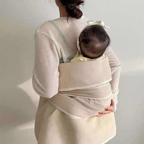 모든 초보 엄마 아빠들은 처네(포대기) 쓰는 법을 배우기 위해 유튜브를 찾아보는 게 국룰이다. [사진 출처=마이리틀데이지]