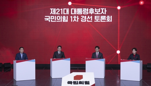 19일 서울 강서구 ASSA아트홀에서 열린 국민의힘 제21대 대통령 후보자 1차 경선 토론회에서 A조 후보들이 토론을 하고 있다. 왼쪽부터 유정복·안철수·김문수·양향자 후보. [사진 출처 = 연합뉴스]