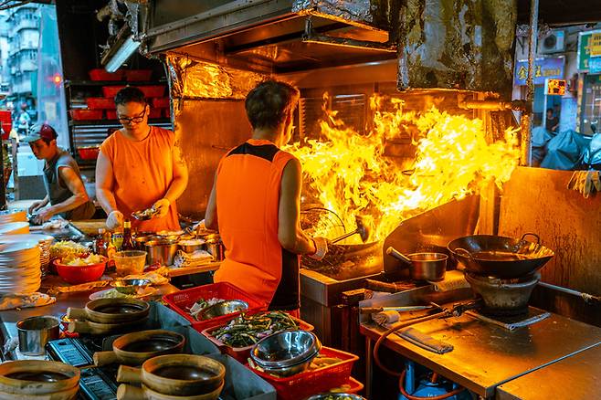 한국 여행자 사이에서도 맛집으로 이름난 다이파이동(홍콩식 포장마차) 애문생 / 사진 = 중앙북스