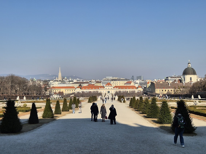칼바람이 불고 스산했던 겨울의 스위스 정원. 벨베데레 하궁의 창문으로는 이 크림색의 도시가 한 눈에 보인다. ⓒ김슬기