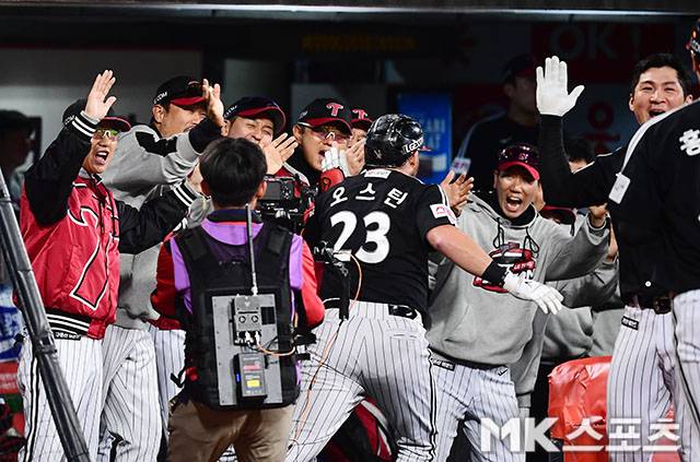 오스틴과 LG 선수단. 사진=김영구 기자