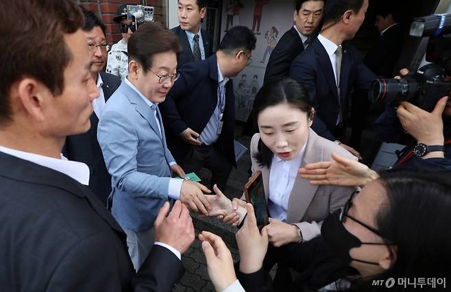 (대구=뉴스1) 공정식 기자 = 이재명 더불어민주당 대선 경선 후보가 18일 오전 K-콘텐츠 기업 간담회가 열리는 대구 북구 협동조합 소이랩 앞에 도착해 지지자들과 인사 나누고 있다. 2025.4.18/뉴스1  Copyright (C) 뉴스1. All rights reserved. 무단 전재 및 재배포,  AI학습 이용 금지. /사진=(대구=뉴스1) 공정식 기자
