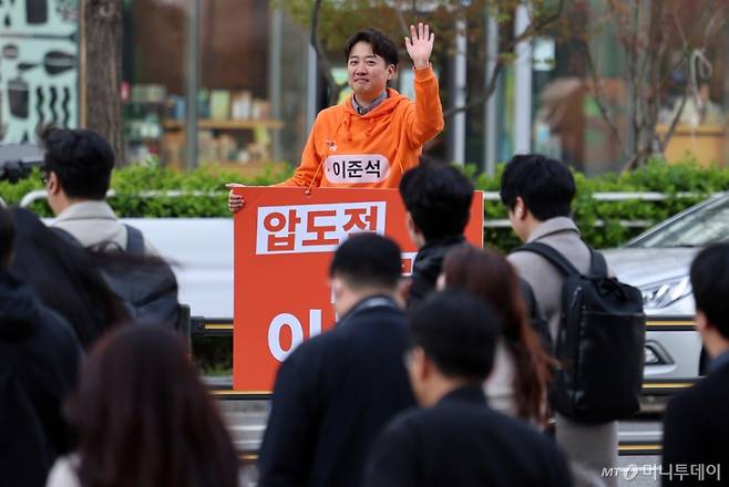 이준석 개혁신당 대선 후보가 16일 오전 서울 금천구 가산디지털단지역 인근에서 출근길 인사를 하고 있다. 2025.04.16. /사진=뉴시스 /사진=이영환