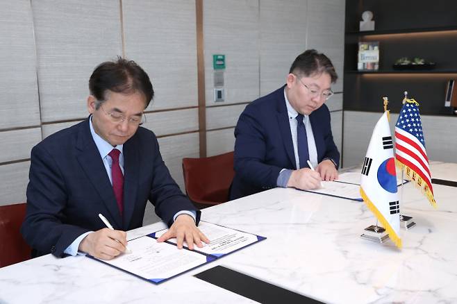 이동환 고양특례시장(좌)과 이요한 대표(우)가크레이그앤비치 기업과 18일 인터컨티넨탈 싱가포르에서 업무 협약 체결을 하고 있다. / 사진제공=고양특례시