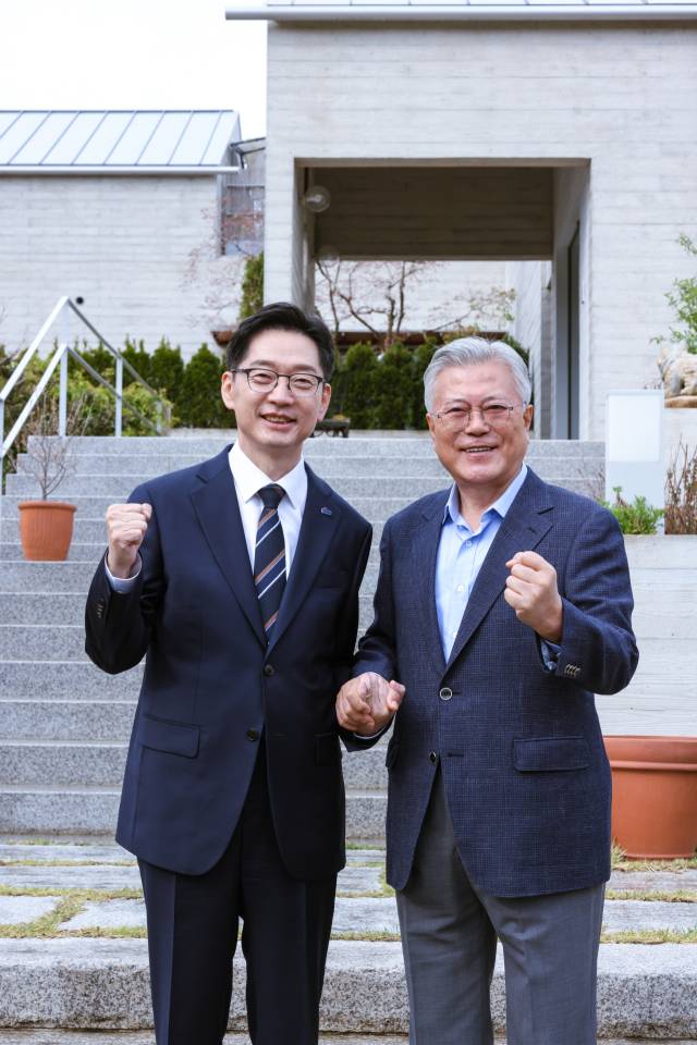 더불어민주당 대권 주자인 김경수 전 경남지사(왼쪽)가 14일  경남 양산시 하북면 평산마을 문재인 전 대통령 사저에서 문 전 대통령과 기념촬영을 하고 있다. 연합뉴스