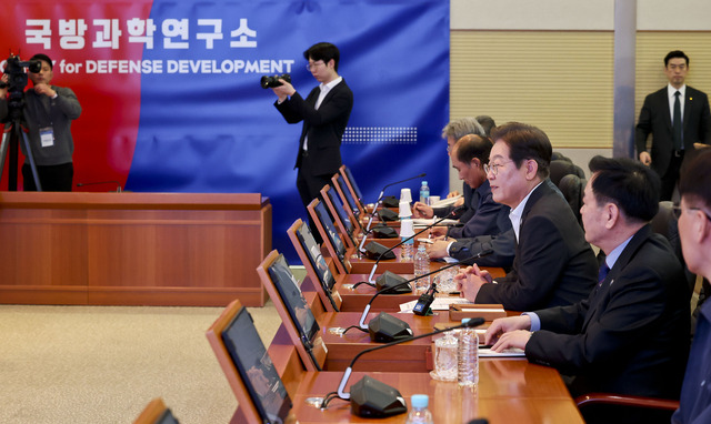 이재명 제21대 대통령 선거 더불어민주당 경선 후보가 지난 17일 대전 유성구 국방과학연구소를 방문해 간담회를 열고 발언하고 있다. 국회사진기자단/뉴시스