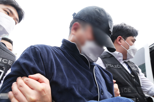 부모와 처자식 등 일가족 5명을 살해해 살인 및 존속살인 혐의로 구속영장이 청구된 50대 가장 A씨가 17일 구속 전 피의자 심문(영장실질심사)에 출석하기 위해 경기도 용인동부경찰서 유치장에서 나오고 있다.  연합뉴스