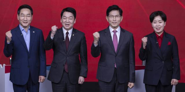 국민의힘 제 21대 대통령 후보자 경선 1차 토론회 A조 예비후보들이 19일 서울 강서구 ASSA아트홀에서 열린 토론회 시작 전 기념 촬영을 하다 파이팅을 외치고 있다. 왼쪽부터 유정복, 안철수, 김문수, 양향자 후보. 연합뉴스