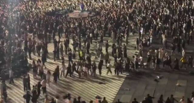 콜드플레이 콘서트가 끝난 뒤 강강술래 놀이를 하는 관객들./인터넷 커뮤니티 캡처