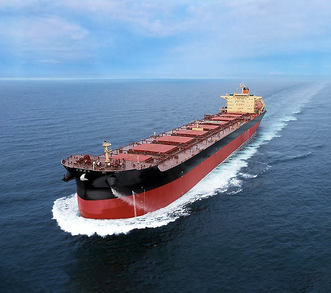 HD현대 아비커스의 대형선박용 자율운항 솔루션 하이나스 컨트롤(HiNAS Control)이 적용된 에이치라인해운 선박. [HD현대 제공]