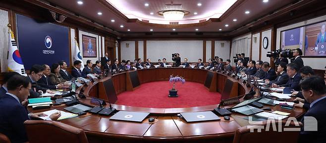 [서울=뉴시스] 조수정 기자 = 한덕수 대통령 권한대행 국무총리가 18일 정부서울청사에서 열린 추가경정예산안 심의 임시국무회의를 주재하고 있다. 2025.04.18. chocrystal@newsis.com