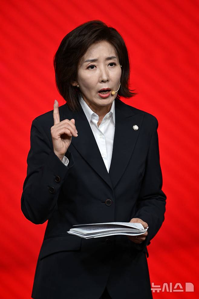 [서울=뉴시스] 국회사진기자단 = 나경원 국민의힘 경선 후보가 18일 오후 서울 강서구 ASSA아트홀에서 열린 국민의힘 '제21대 대통령후보자 1차 경선 비전대회'에서 비전을 발표하고 있다. 2025.04.18. photo@newsis.com