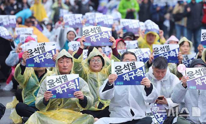 [서울=뉴시스] 김금보 기자 = 양경수(왼쪽) 민주노총 위원장 등 내란종식·사회대개혁 비상행동 회원들이 19일 서울 종로구 광화문 동십자각앞에서 '내란종식, 사대회대개혁을 위한 시민행진' 집회를 하고 있다. 2025.04.19. kgb@newsis.com