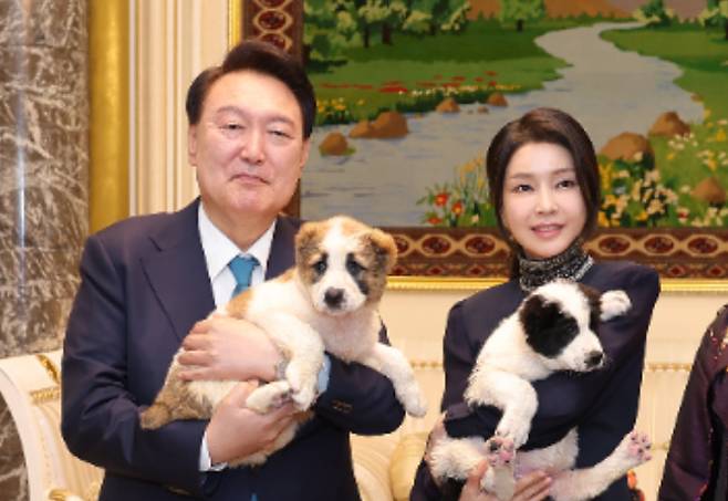 윤석열 전 대통령 부부가 투르크메니스탄 국견 알라바이 두 마리를 안고 있다. 대통령실 제공