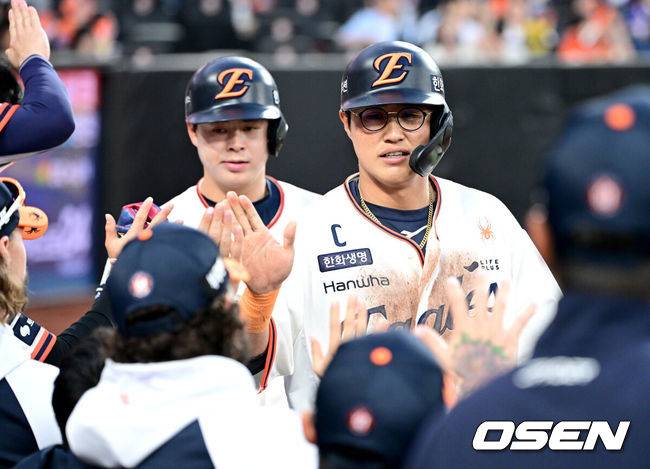 [OSEN=대전, 최규한 기자] 18일 오후 대전 한화생명 볼파크에서 ‘2025 신한 SOL Bank KBO리그’ 한화 이글스와 NC 다이노스의 경기가 열렸다.홈팀 한화는 엄상백, 방문팀 NC는 로건 앨런을 선발로 내세웠다.1회말 2사 만루 상황 한화 이도윤의 달아나는 2타점 적시타를 때 홈을 밟은 채은성과 노시환이 더그아웃 동료들과 인사를 나누고 있다. 2025.04.18 / dreamer@osen.co.kr