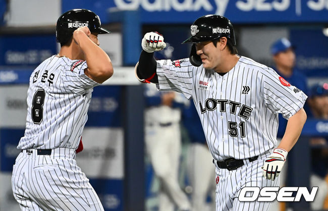 [OSEN=대구, 이석우 기자] 18일 대구삼성라이온즈파크에서 2025 신한 SOL 뱅크 KBO 리그 삼성 라이온즈와 롯데 자이언츠의 경기가 열렸다. 홈팀 삼성은 이승현이, 방문팀 롯데는 데이비슨이 선발 출전했다. 롯데 자이언츠 나승엽이 4회초 2사 2루 우월 2점 홈런을 치고 하이파이브를 하고 있다. 2025.04.18 / foto0307@osen.co.kr