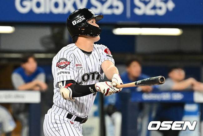 [OSEN=대구, 이석우 기자] 18일 대구삼성라이온즈파크에서 2025 신한 SOL 뱅크 KBO 리그 삼성 라이온즈와 롯데 자이언츠의 경기가 열렸다. 홈팀 삼성은 이승현이, 방문팀 롯데는 데이비슨이 선발 출전했다. 롯데 자이언츠 나승엽이 4회초 2사 2루 우월 2점 홈런을 치고 있다. 2025.04.18 / foto0307@osen.co.kr