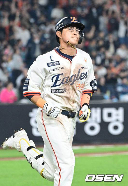 [OSEN=대전, 최규한 기자] 18일 오후 대전 한화생명 볼파크에서 ‘2025 신한 SOL Bank KBO리그’ 한화 이글스와 NC 다이노스의 경기가 열렸다.홈팀 한화는 엄상백, 방문팀 NC는 로건 앨런을 선발로 내세웠다.7회말 2사 1루 상황 한화 채은성이 달아나는 좌월 투런포를 날리고 그라운드를 돌고 있다. 2025.04.18 / dreamer@osen.co.kr
