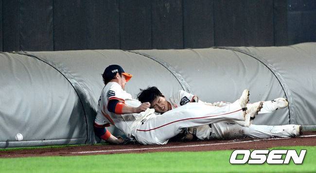 [OSEN=대전, 최규한 기자] 18일 오후 대전 한화생명 볼파크에서 ‘2025 신한 SOL Bank KBO리그’ 한화 이글스와 NC 다이노스의 경기가 열렸다.홈팀 한화는 엄상백, 방문팀 NC는 로건 앨런을 선발로 내세웠다.7회초 2사 주자없는 상황 NC 손아섭의 2루타 때 타구를 쫓던 한화 유격수 하주석과 좌익수 최인호가 충돌하고 있다. 2025.04.18 / dreamer@osen.co.kr
