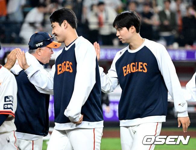 [OSEN=대전, 최규한 기자] 프로야구 한화 이글스가 5경기 연속 선발승으로 5연승을 질주했다. 홈런 2개 포함 장단 14안타 12득점으로 타선도 폭발했다.&nbsp;한화는 18일 대전 한화생명볼파크에서 열린 2025 신한 SOL Bank KBO리그 NC 다이노스와의 홈경기를 12-4로 승리했다.&nbsp;선발투수 엄상백이 5이닝 4실점으로 이적 첫 승을 신고했고, 타선이 1회부터 5득점 빅이닝을 몰아치며 NC 1선발 로건 앨런을 무너뜨렸다. 채은성이 7회말 시즌 2호 쐐기 투런 홈런 포함 4타수 4안타 5타점, 이도윤이 5타수 3안타 4타점으로 맹타를 휘둘렀다.&nbsp;경기를 마치고 승리투수 한화 엄상백과 김경문 감독이 인사를 나누고 있다. 2025.04.18 / dreamer@osen.co.kr