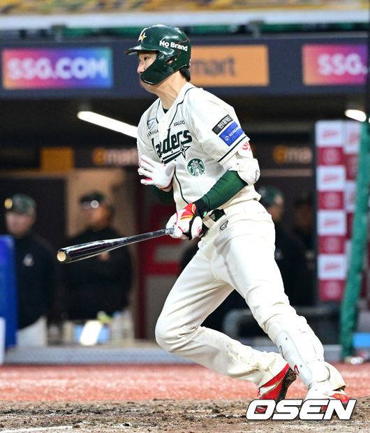 [OSEN=인천, 최규한 기자] 19일 오후 인천 SSG랜더스필드에서 ‘2025 신한 SOL Bank KBO리그’ SSG 랜더스와 LG 트윈스의 경기가 열렸다.이날 홈팀 SSG은 송영진, 방문팀 LG는 손주영을 선발로 내세웠다.6회말 2사 2, 3루 상황 SSG 오태곤이 추격의 2타점 적시타를 날리고 있다. 2025.04.19 / dreamer@osen.co.kr